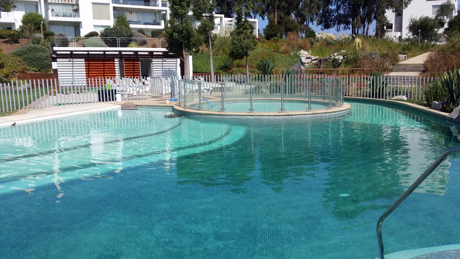 Piscina tipo laguna en condominio