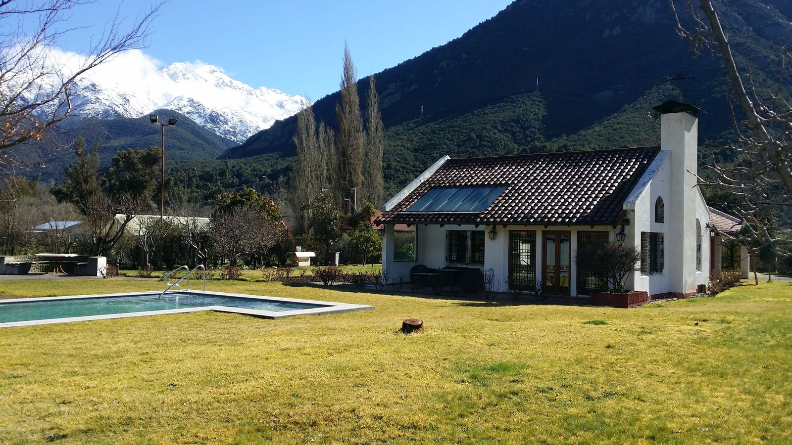Piscina en L con cordillera nevada