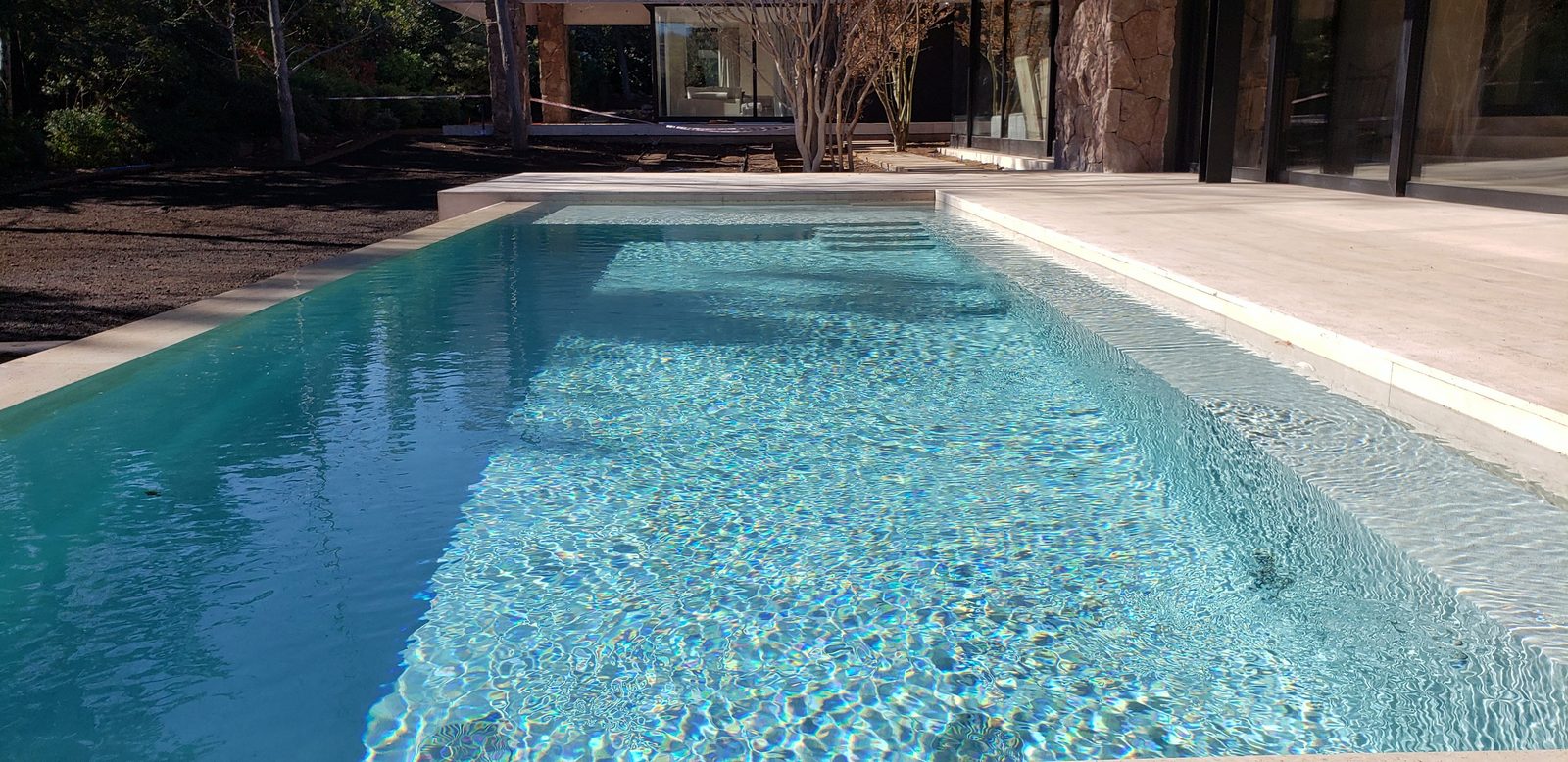 Piscina entre piedras y vegetación