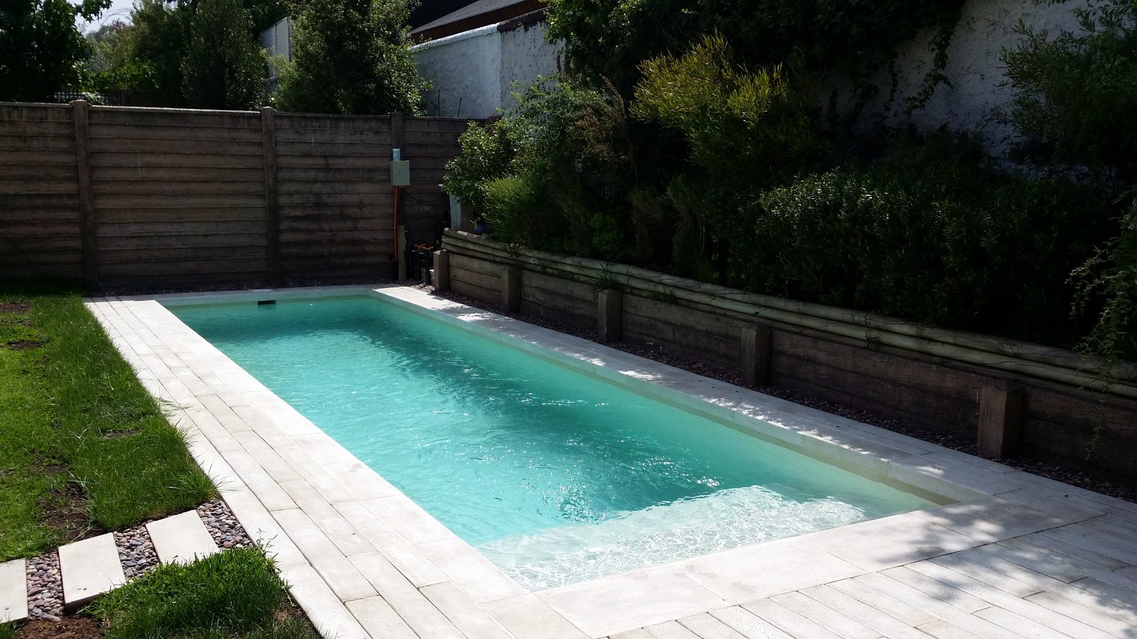 Piscina de nado en jardín