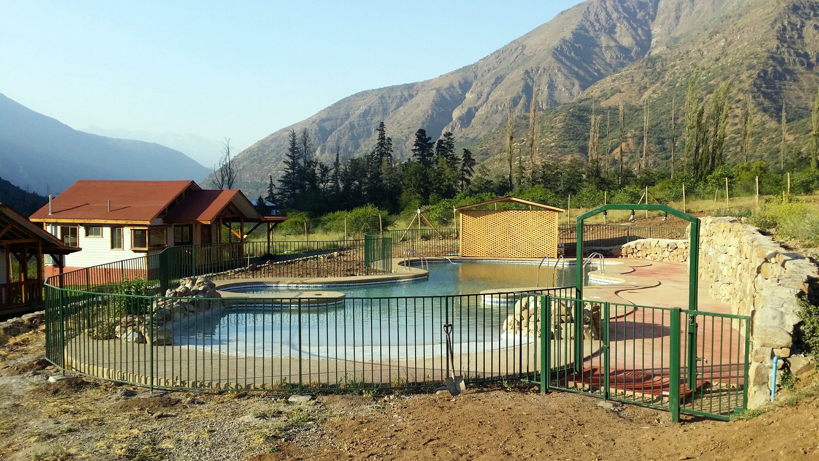 Piscina orgánica con cerco de seguridad