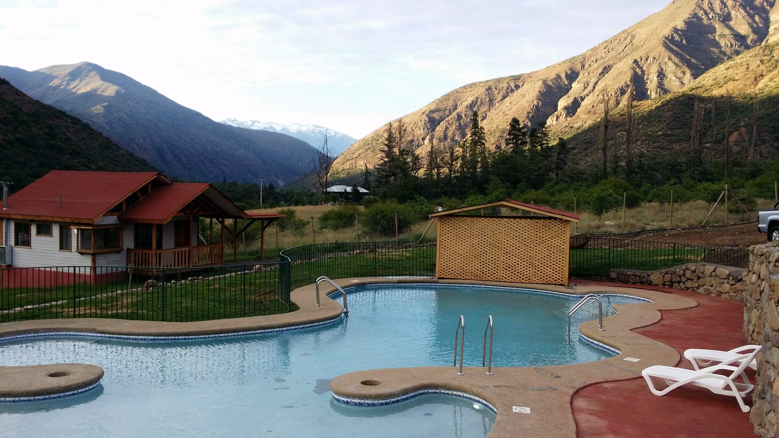 Piscina orgánica en el valle