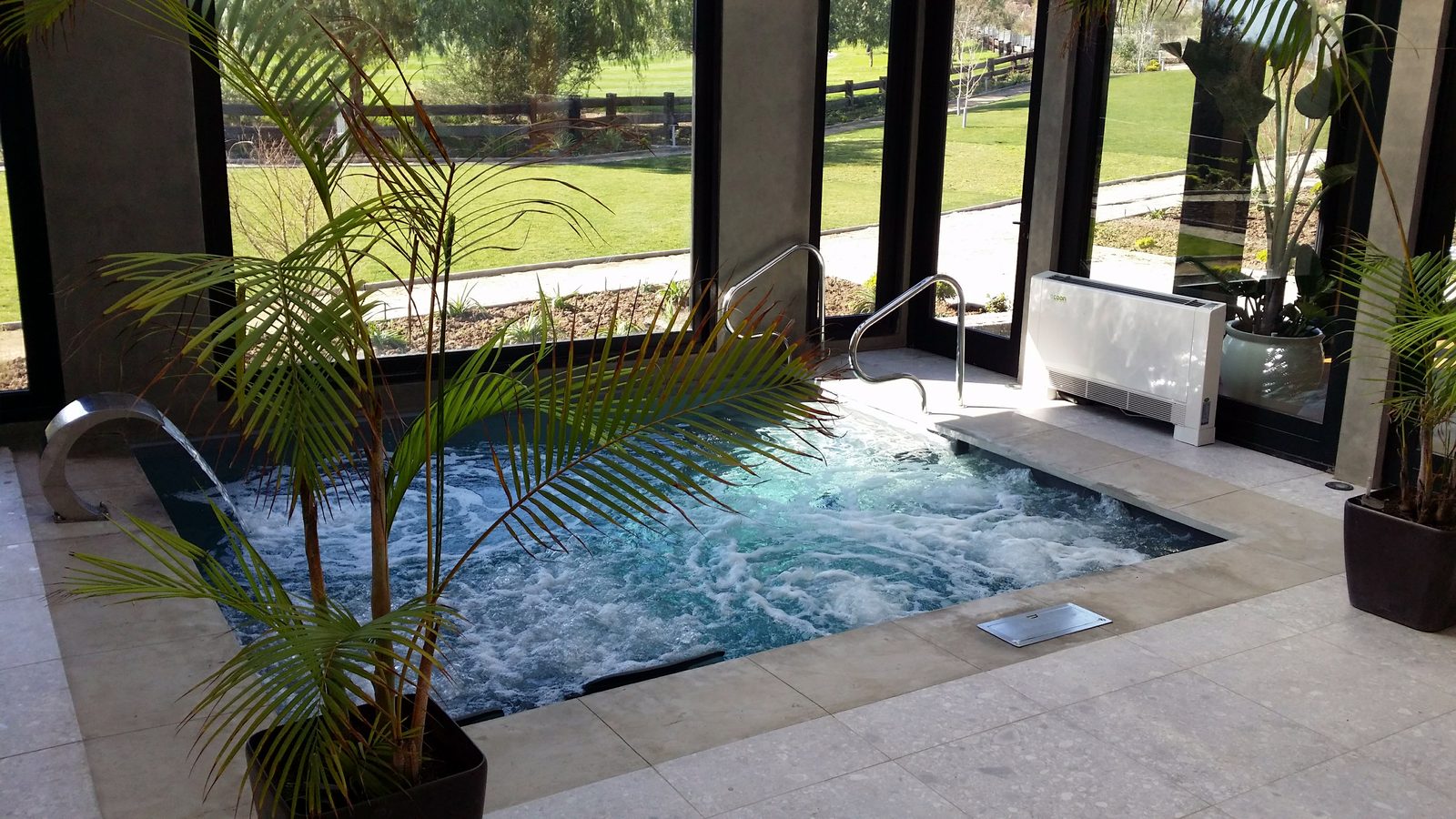 Spa interior con vista al jardín